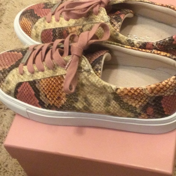 ❤️PRETTY❤️LACEE SNEAKERS - Picture 7 of 10